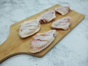 鸡翅，正反两面划上两刀。