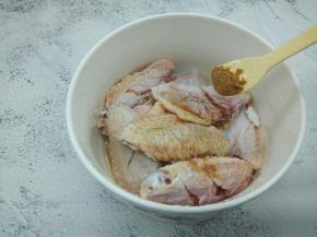 十三香半勺，腌制半小时