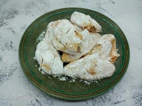 把腌制好的鸡翅，正反两面拍上玉米淀粉。