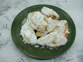 把腌制好的鸡翅，正反两面拍上玉米淀粉。