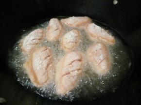锅里多放一点油，油温5成热，下鸡翅入油锅炸
