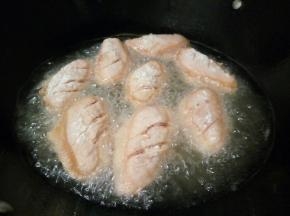 锅里多放一点油，油温5成热，下鸡翅入油锅炸