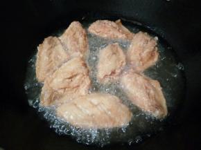 中火慢慢炸（火大了外面焦了，里面还没有熟）