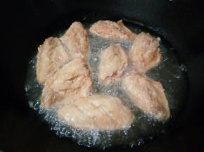 中火慢慢炸（火大了外面焦了，里面还没有熟）