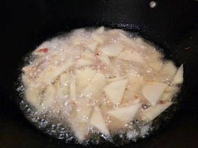 下土豆入油锅炸