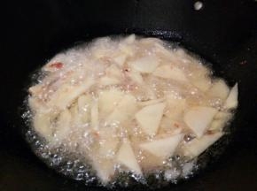 下土豆入油锅炸