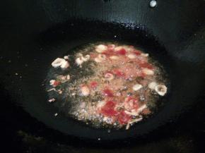 另起锅，炒香蒜泥，郫县豆瓣酱炒出红油