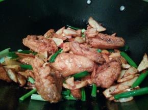 放鸡翅，土豆片一起翻炒，撒点椒盐，葱段出锅