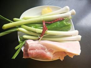 准备五花肉，青蒜，生姜，青椒，干辣椒，洋葱，洗净备用。