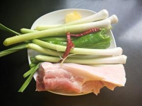 准备五花肉，青蒜，生姜，青椒，干辣椒，洋葱，洗净备用。