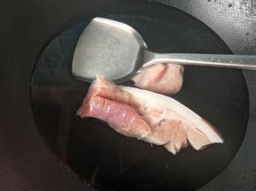 五花肉冷水下锅，焯水。