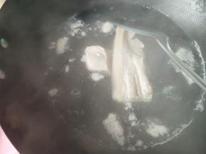 水开后煮五分钟捞出。