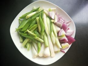 大蒜苗切段，洋葱切块。