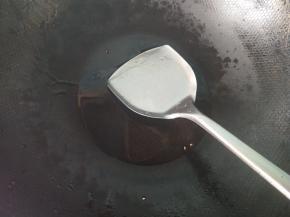 锅内放油。
