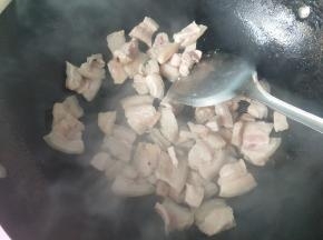 倒入五花肉，煸炒出油，盛出备用。