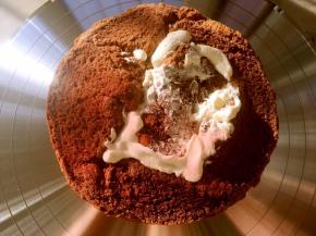 从剪开的洞口挤满淡奶油，剩下的淡奶油可以挤在蛋糕表层