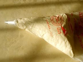 取一部分打发好的淡奶油装入裱花袋，之后排出空气，我用的小号圆形裱花嘴