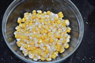 玉米剥粒，入锅大火蒸熟