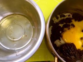 分离鸡蛋，蛋白打至干净容器，蛋黄加入到巧克力面糊中搅拌均匀