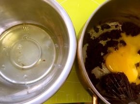 分离鸡蛋，蛋白打至干净容器，蛋黄加入到巧克力面糊中搅拌均匀