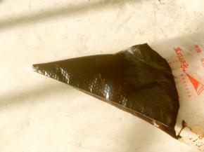 将甘纳许材料入锅小火加热至巧克力融化，装入裱花袋