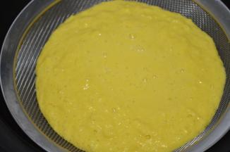 过筛入锅活着用纱布袋挤出玉米汁，隔掉玉米渣，玉米渣可以用来做其它食物，可参考我另外一个方子：玫瑰香玉米渣煎饼