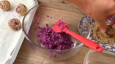 在芝麻里滚一圈，裹匀芝麻