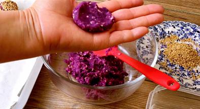 取一块紫薯泥，团圆，摁扁