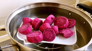 紫薯切块，锅上汽蒸二十分钟