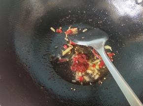 用锅内的底油，将生姜，辣椒爆香，再放豆瓣酱。