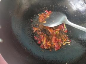豆瓣酱炒出红油。