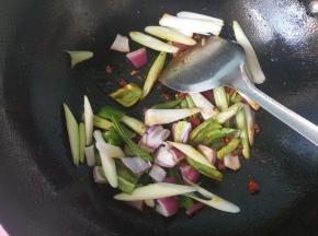 放洋葱，大蒜苗，青椒，翻炒。