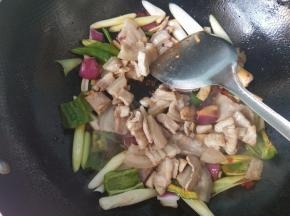 倒入五花肉，放盐，翻炒。