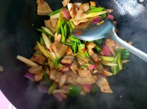 放料酒，酱油，翻炒，再放蒜叶。