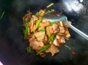 放胡椒粉，鸡精，翻炒。