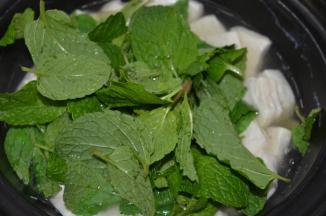 转大火，然后加入薄荷叶