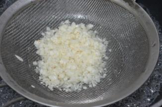 马蹄碎放筛网里，放进烧开的水里