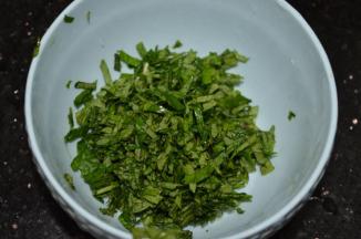 薄荷叶洗干净沥干水，切碎