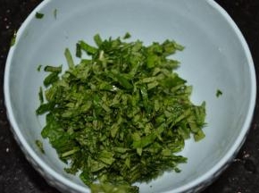 薄荷叶洗干净沥干水，切碎