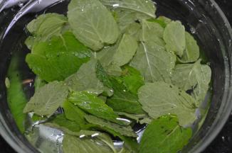 用水泡一下，然后洗干净沥干水