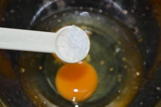 鸡蛋打入碗里，加入油和盐