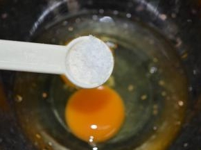 鸡蛋打入碗里，加入油和盐