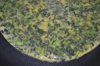 一边小心地铲一边摇晃锅，直到饼能跟着锅晃动