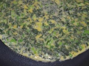 一边小心地铲一边摇晃锅，直到饼能跟着锅晃动