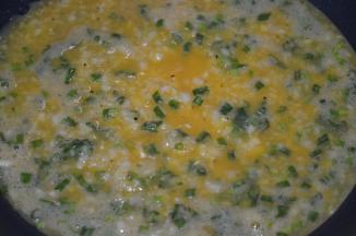 中小火热锅，把马蹄蛋液倒入锅里，快速均匀摊平