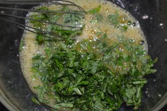 加入薄荷叶，搅拌均匀