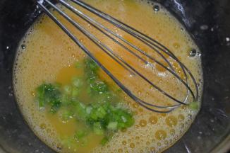 充分打散后加入葱末