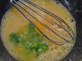 充分打散后加入葱末