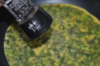 在饼上撒一些黑胡椒碎（这一步看个人喜欢，我觉得加入更美味）