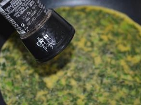 在饼上撒一些黑胡椒碎（这一步看个人喜欢，我觉得加入更美味）